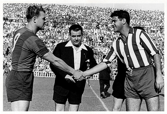 Saludndose con Kubala, partido de Copa, junio 1953