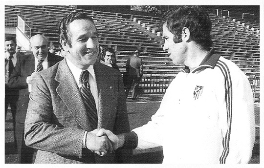 Juan Carlos Lorenzo el da la alternativa a Luis - 1974